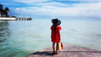 Beach outfit, red dress, black hat, sandalias & pompom bag