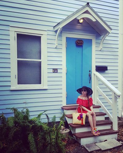 Beach outfit, red dress, black hat, sandalias & pompom bag