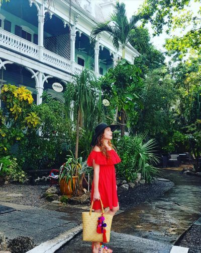 Beach outfit, red dress, black hat, sandalias & pompom bag